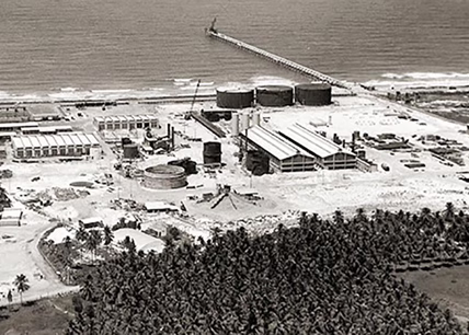 imagem de um porto com várias pessoas