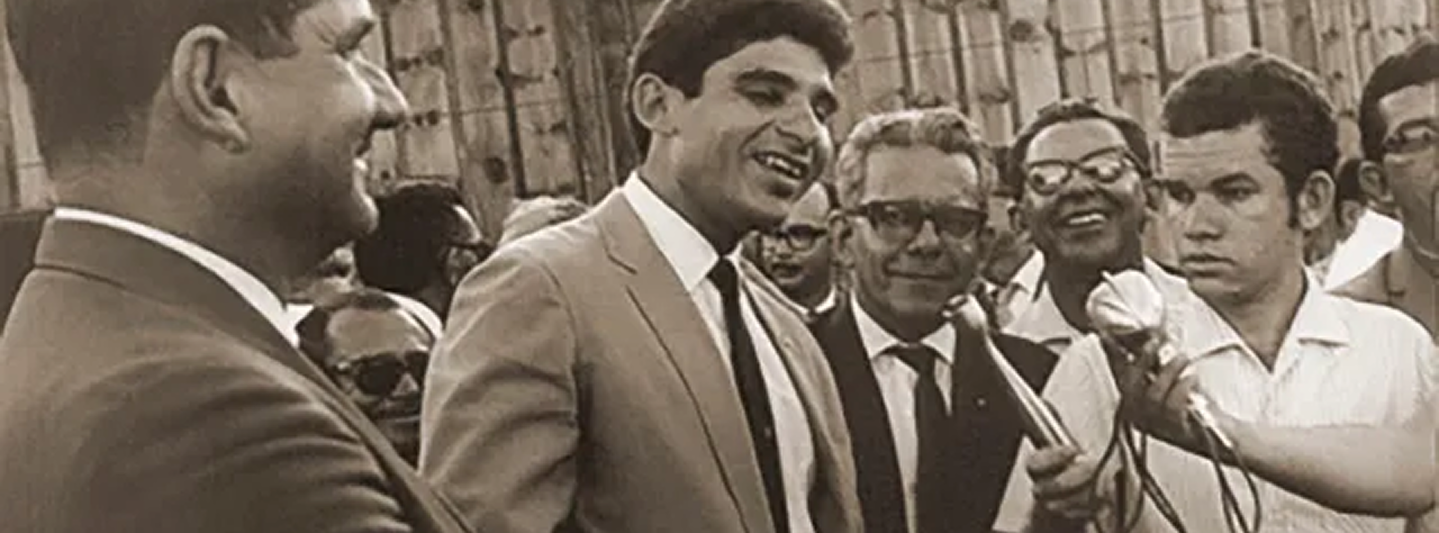 imagem de homem sendo entrevistado